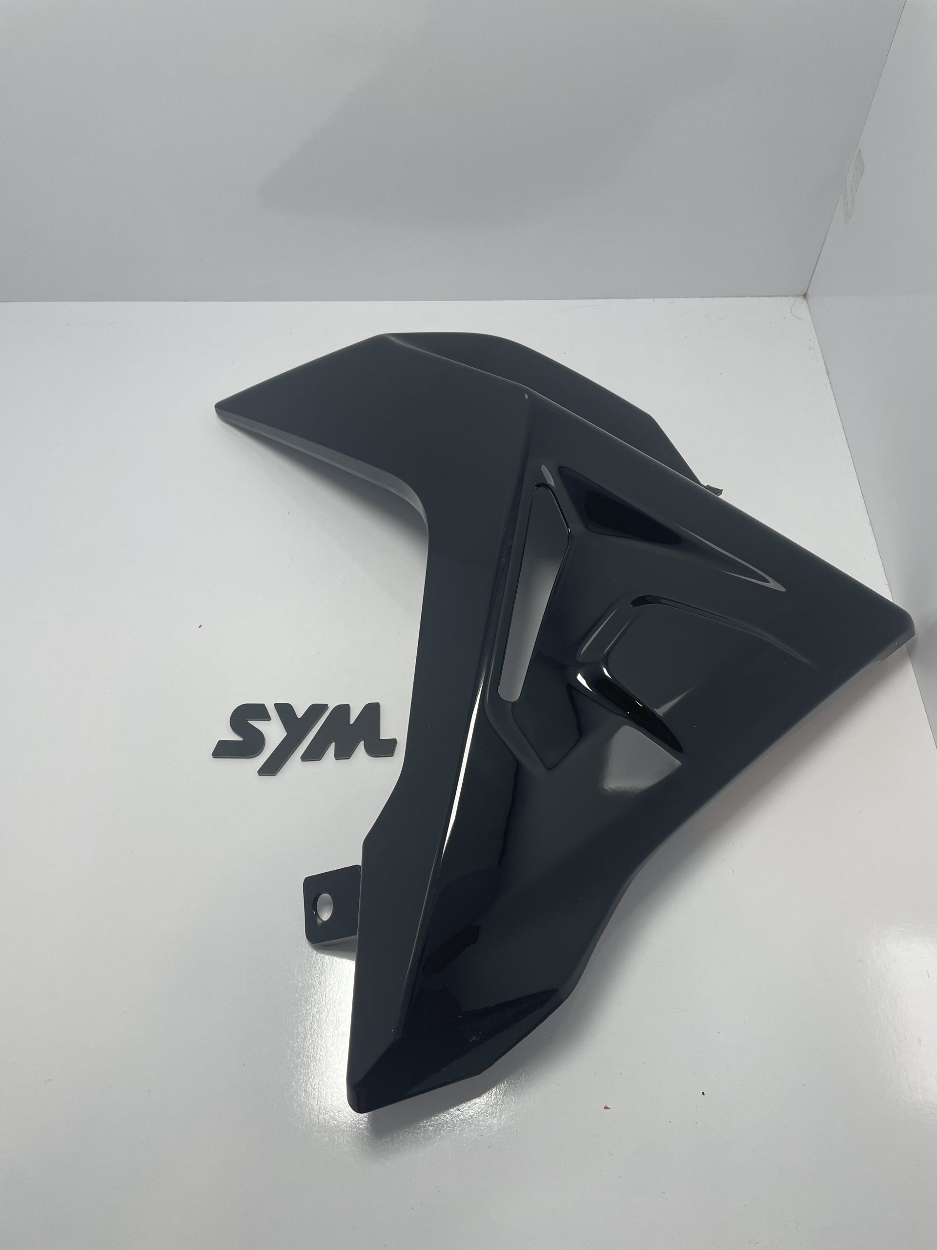 IMG_3277 قاب جلو باک راست مشکی NH180 SYM اورجینال - Image 1